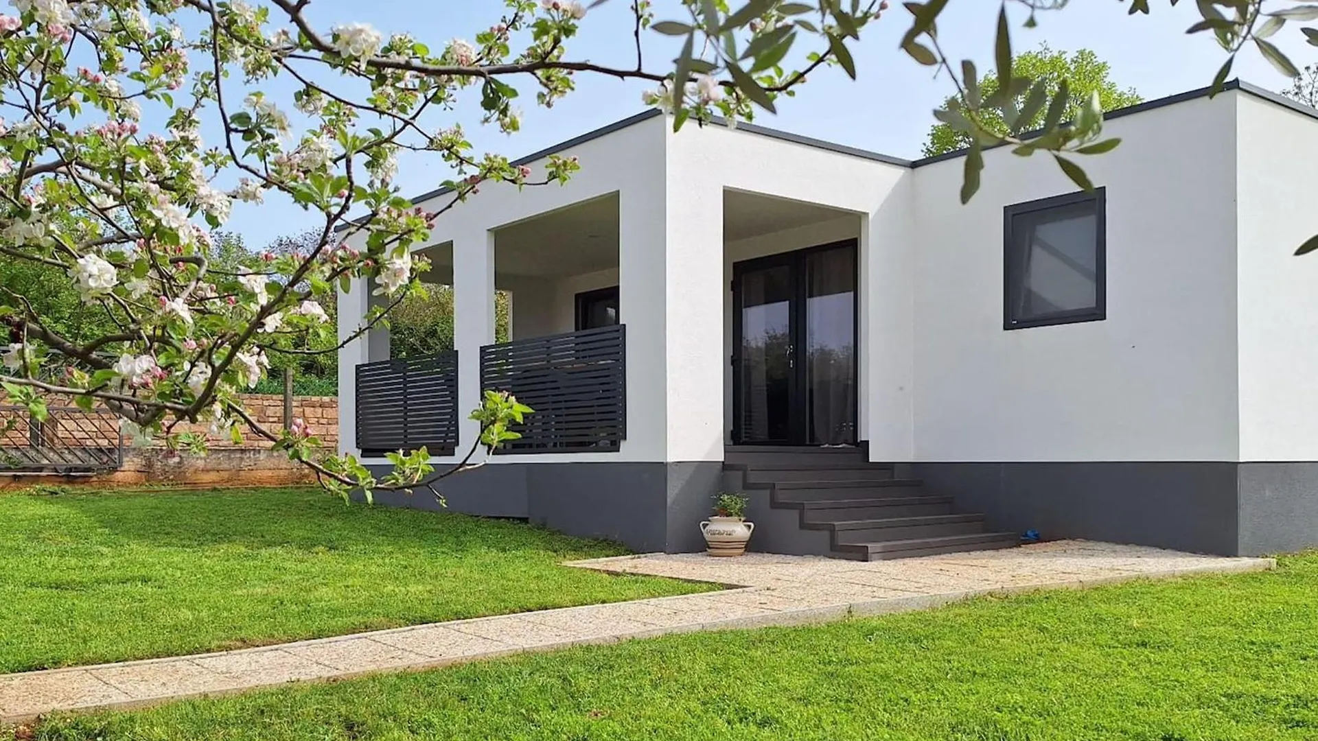 Вилла Modern Family House Lucia With Big Garden Пула